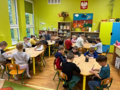 Króliczki ozdabiają swoją maskę superbohatera