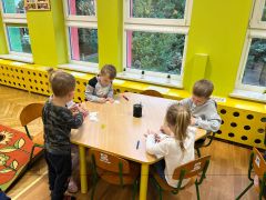 Króliczki ozdabiają swoją maskę superbohatera