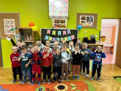 Króliczki pozują z swoimi maskami