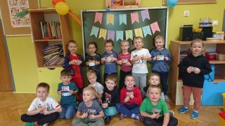 Chłopcy pozują z legitymacją Superchłopaka