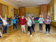 Puchatki bawią się sznurkiem tworzącym siatkę