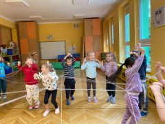 Puchatki bawią się sznurkiem tworzącym siatkę