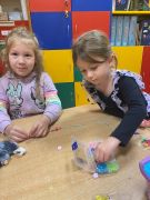 Dziewczynki wykonują bransoletki