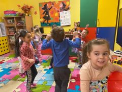 Dzieci tańczą do muzyki