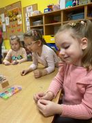 Dziewczynki wykonują bransoletki