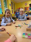 Dziewczynki wykonują bransoletki