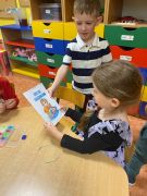 Chłopiec wręcza laurkę dziewczynce