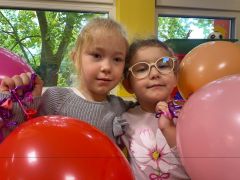 Dziewczynki pozują z balonami