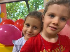 Dziewczynki pozują z balonami