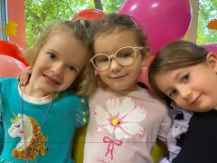 Dziewczynki pozują z balonami