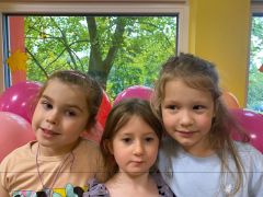 Dziewczynki pozują do zdjęcia