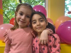 Dziewczynki pozują do zdjęcia