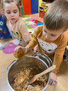 Chłopiec wlewa miód do garnka