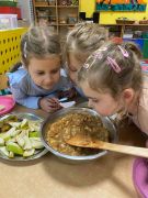 Dzieci wąchają danie