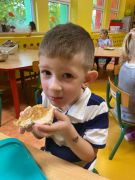 Chłopiec pozuje z kanapką