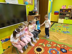 Chłopiec wręcza medal dziewczynce