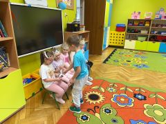 Chłopiec wręcza medal dziewczynce