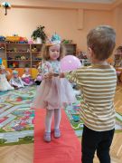 Chłopiec wręcza balon dziewczynce