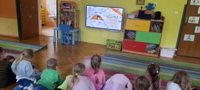 Dzieci oglądają film edukacyjny