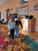 Dzieci przechodzą po ścieżce sensorycznej.