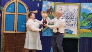 Aktorzy występują przed dziećmi