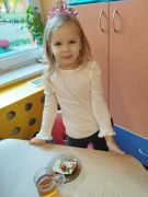 Dziewczynka pozuje ze swoją kanapką.