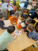 Dzieci malują farbami dynię