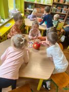 Dzieci malują farbami dynię