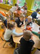 Dzieci malują farbami dynię