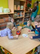 Dzieci malują farbami dynię