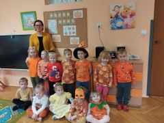 Dzieci pozują do zdjęcia