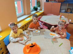 Dzieci malują swoją dynię