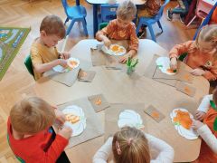 Dzieci malują swoje dynie