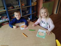 Dzieci kolorują dynie