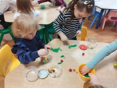 Dzieci tworzą swoje słoiczki emocji