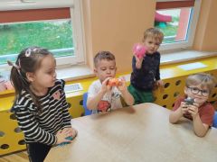 Dzieci z maskotkami emocji