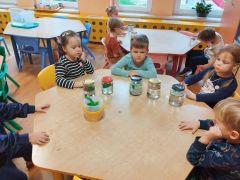 Dzieci tworzą swoje słoiczki emocji