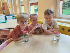 Dzieci pozują ze swoimi słoiczkami emocji