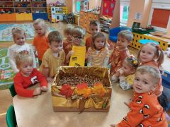 Dzieci pozują do zdjęcia z kasztanami