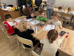 Dzieci malują pastelami swój obraz