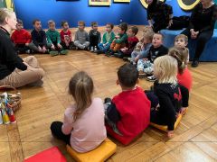 Dzieci siedzą w kółku i słuchają Pani prowadzącej