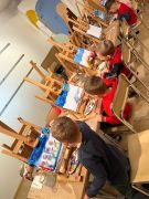 Dzieci malują swoje obrazy.