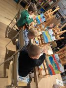 Dzieci malują swoje obrazy.