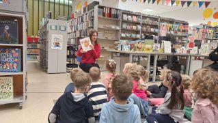 Pani czyta bajkę o kurce