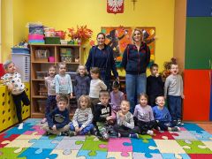 Dzieci pozują do zdjęcia z ratownikami medycznymi.