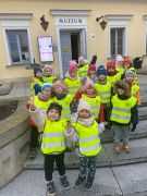 Dzieci pozują do zdjęcia przed muzeum