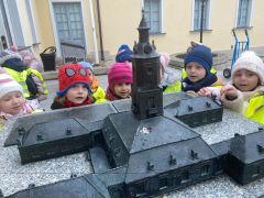 Dzieci oglądają makietę muzeum.