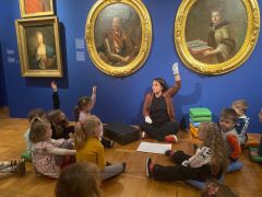 Dzieci słuchają Pani przewodnik.