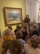 Dzieci oglądają obrazy.