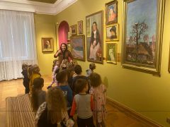 Dzieci oglądają obrazy.